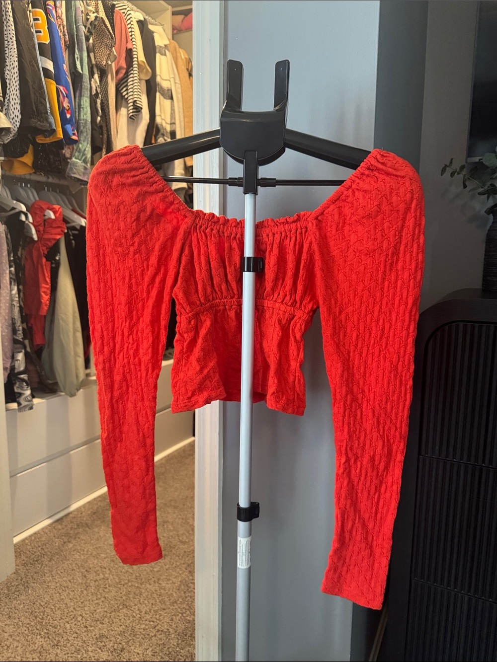 Red Ruched Button-Front Long Sleeve Crop Top - Picture 5 of 7